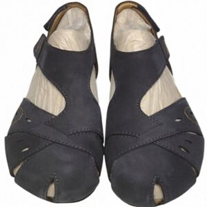 Earth Birdie 7W Sandals with Minimalist Cross-Strap Design